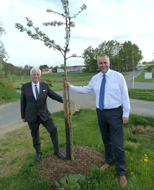 Manfred Scheffler (on the left) und Sven Scheffler (on the right) plant a tree