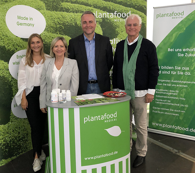 Were doing it with a lot of fun and enthusiasm - the Scheffler's: from left to right Annalena (management team), Edith (HR management), Sven (operations management) and Manfred Scheffler (managing partner