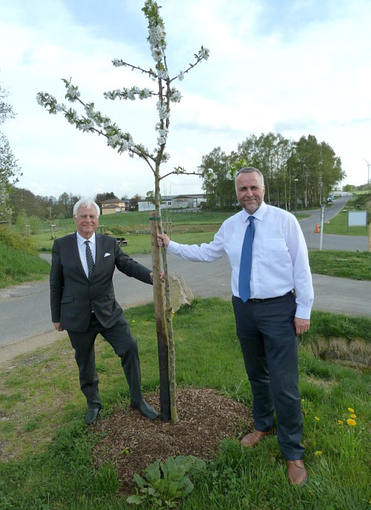 Manfred Scheffler (on the left) und Sven Scheffler (on the right) plant a tree