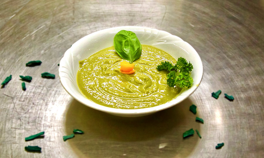 Plantafood kitchen studio: Pea soup with spirulina